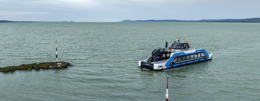 Új komp a Balatonon