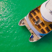 Siófok katamarán a Balatonon felülnézetből