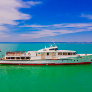 Keszthely motoros a Balatonon oldalnézetből