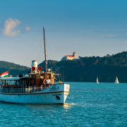 Csobánc nosztalgiahajó a Balatonon Tihany előtt