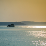 Szigliget motoros naplementében a Balatonon