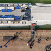 Lelle motoroshajó a parton kikötve