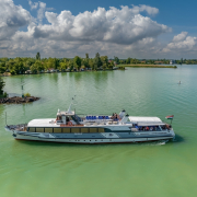 Lelle motoroshajó a Balatonon
