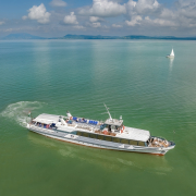 Lelle motoroshajó a Balatonon