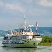 Lelle motoroshajó a Balatonon