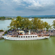 Helka sétahajó a Balatonon
