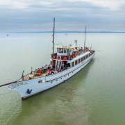 Helka sétahajó a Balatonon