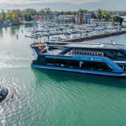 Tomaj katamarán hajózik ki a kikötőből