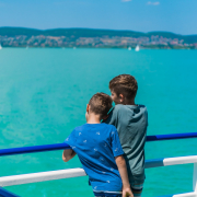 Gyerekek nézik a Balatoni tájat a Szent Miklós fedélzetéről