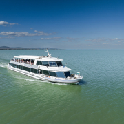 Szigliget motoroshajó a Balatonon