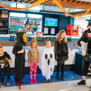 Halloween hajó gyerekekkel