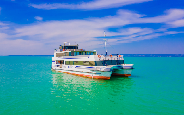 Badacsony katamarán a Balatonon