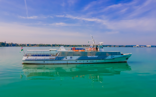 Boglár motoros hajó a Balatonon